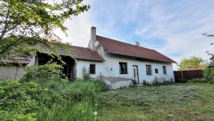 Prodej RD na pozemku 433 m2 v obci Velké Chvalovice u Peček, okr. Kolín - Fotka 1