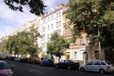 Pronájem světlého bytu 1+kk s příslušenstvím v cihlovém domě v Praze Vršovicích